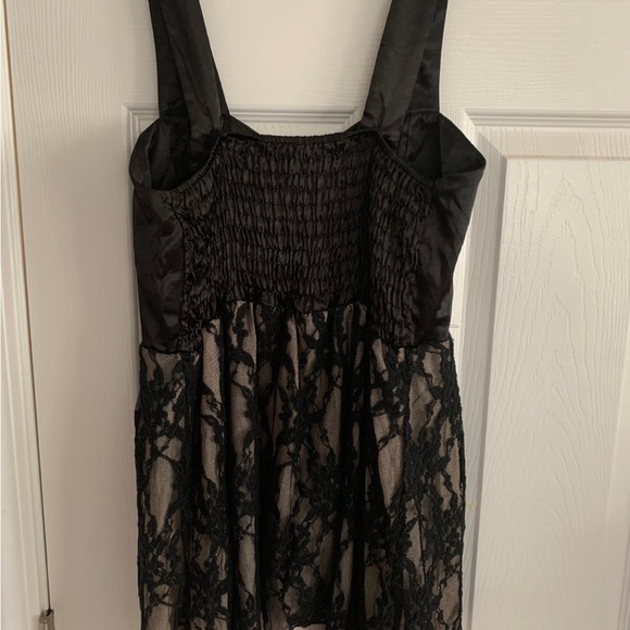 Women’s beautiful lace dress - Picture 2 of 2